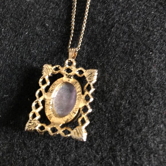 Vintage pendant necklace metal chain gold tone pink oval cabochon long - Picture 4 of 5